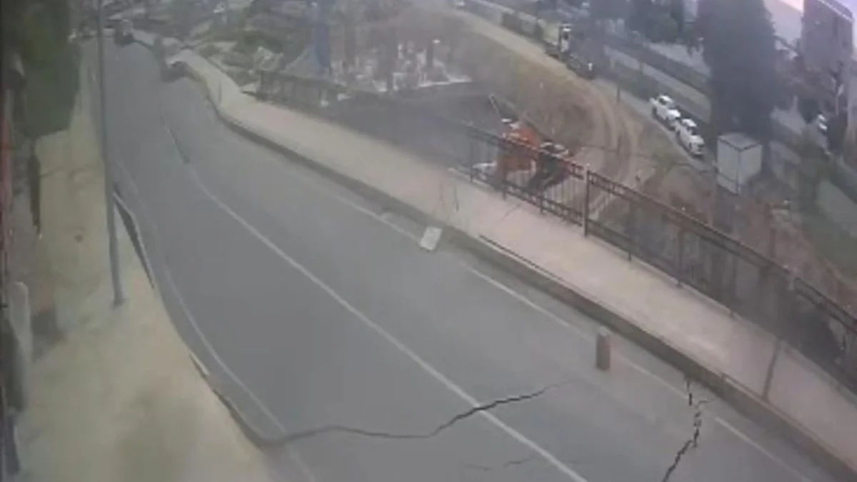 Bölgemizde korku dolu anlar! Yol bir anda çöktü, o anlar kamerada
