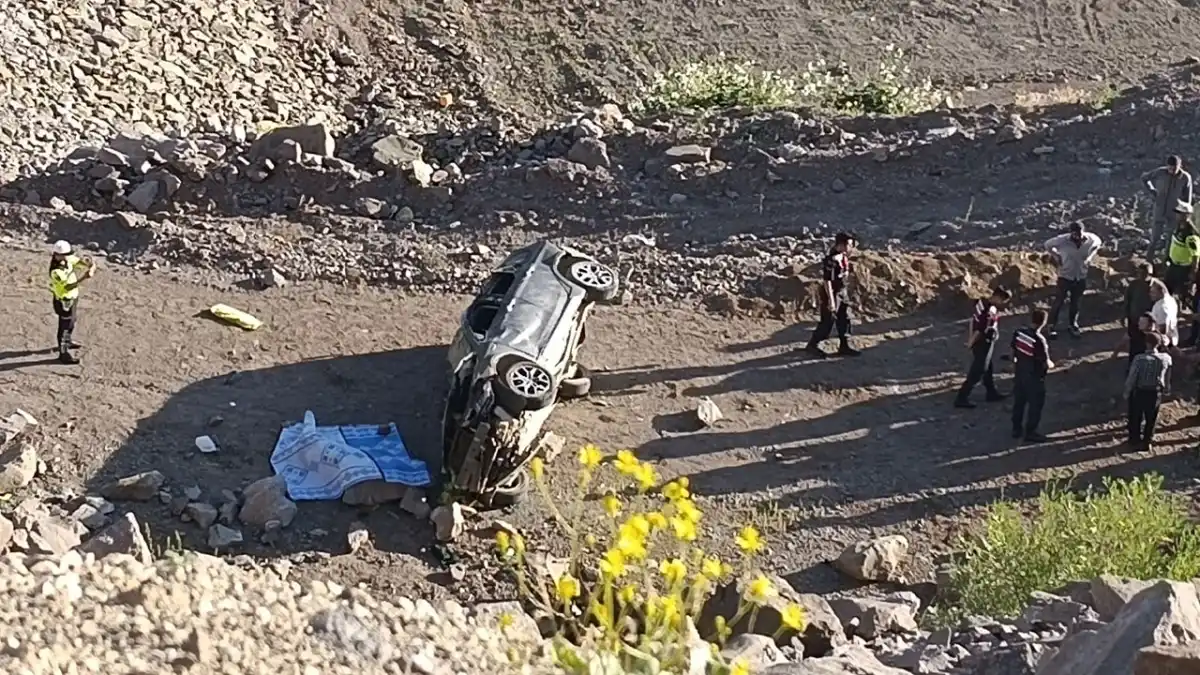 Bölgemizde otomobil şarampole yuvarlandı: Aynı aileden 3 kişi yaşamını yitirdi