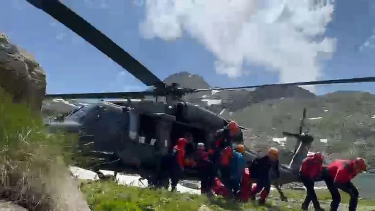 Bölgemize dağ tırmanışında yaralanan dağcıya helikopterli kurtarma