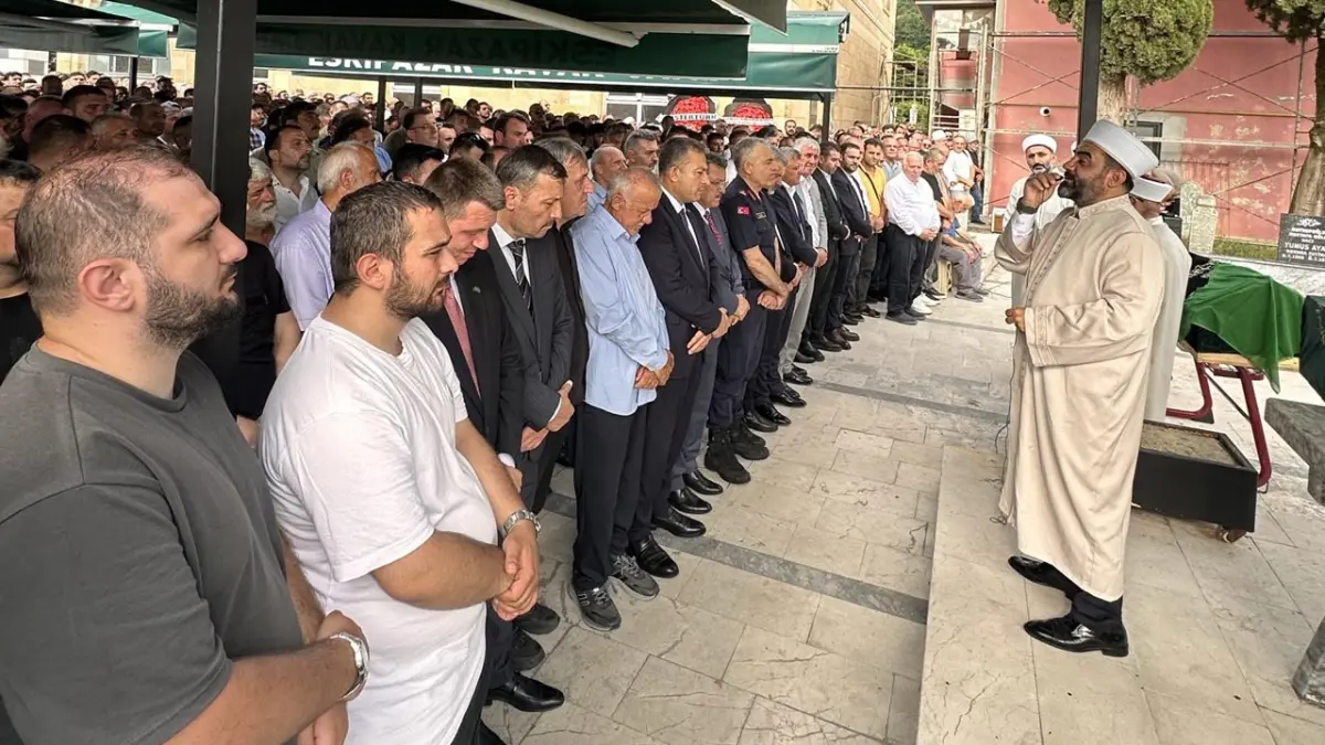 Büyük acı! Giresun’daki feci kazada hayatını kaybeden Trabzonlu aile son yolculuğuna uğurlandı