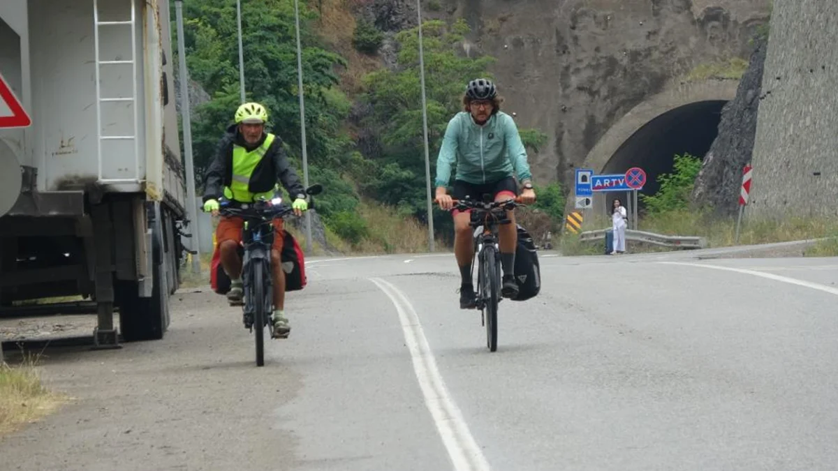 Çanakkale'den yola çıktı, Trabzon'u pedallayarak memleketi Artvin'e ulaştı