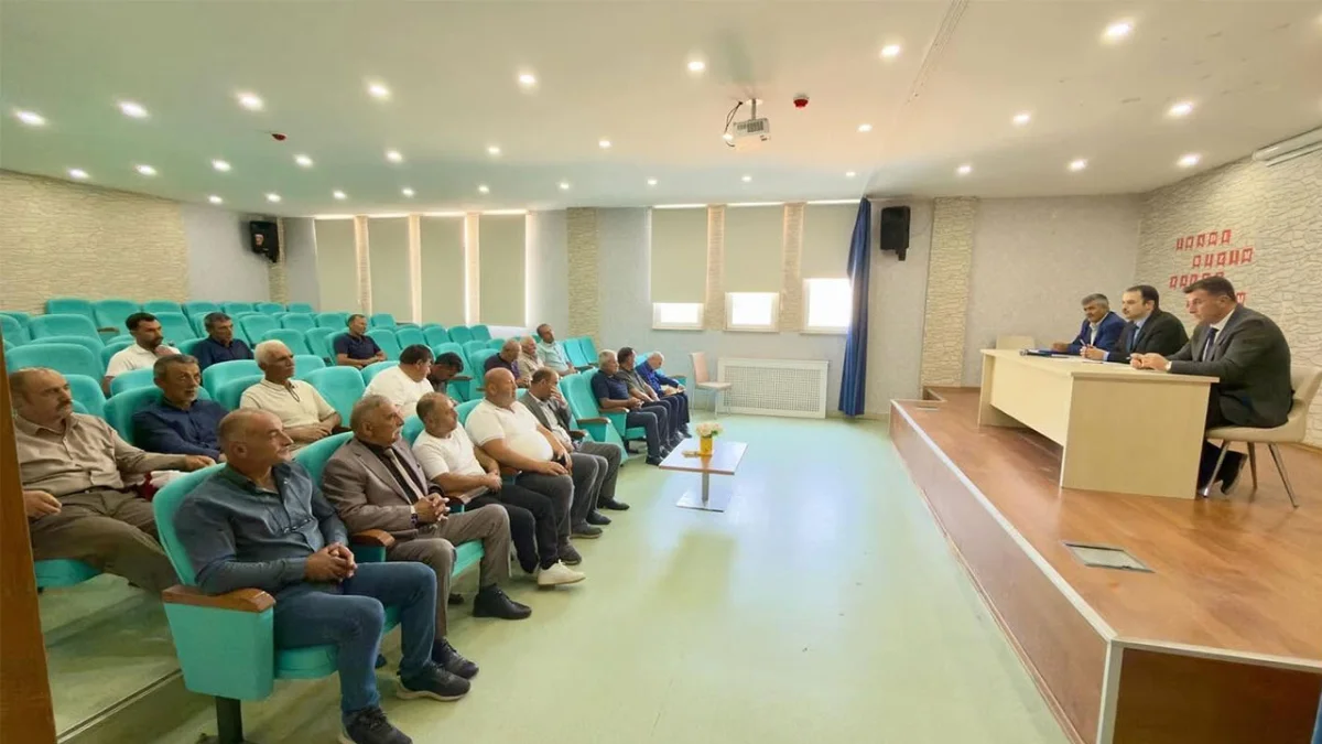 Demirözü’nde muhtarlarla ilçenin sorunları değerlendirildi
