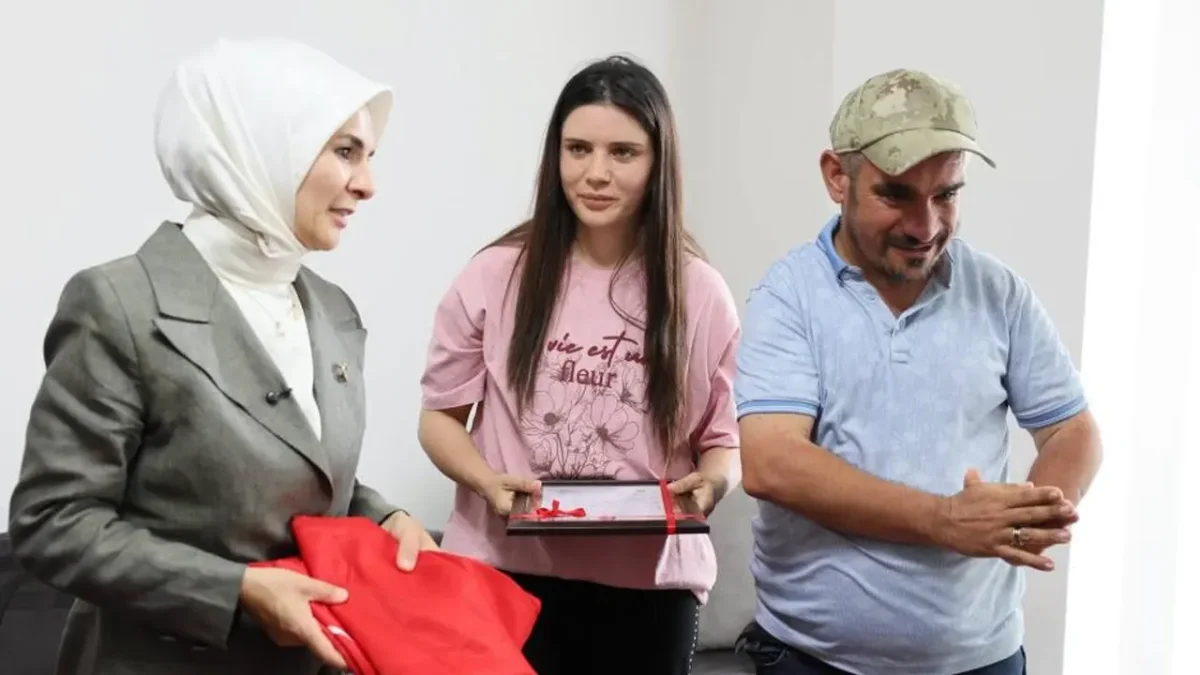 Engelli kardeşlerine ömrünü adayan Çilem'e ev tapusu teslim edildi