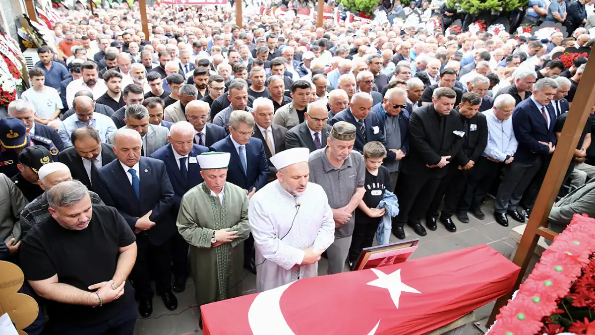 Eski Devlet Bakanı Burhan Kara Giresun'da son yolculuğuna uğurlandı