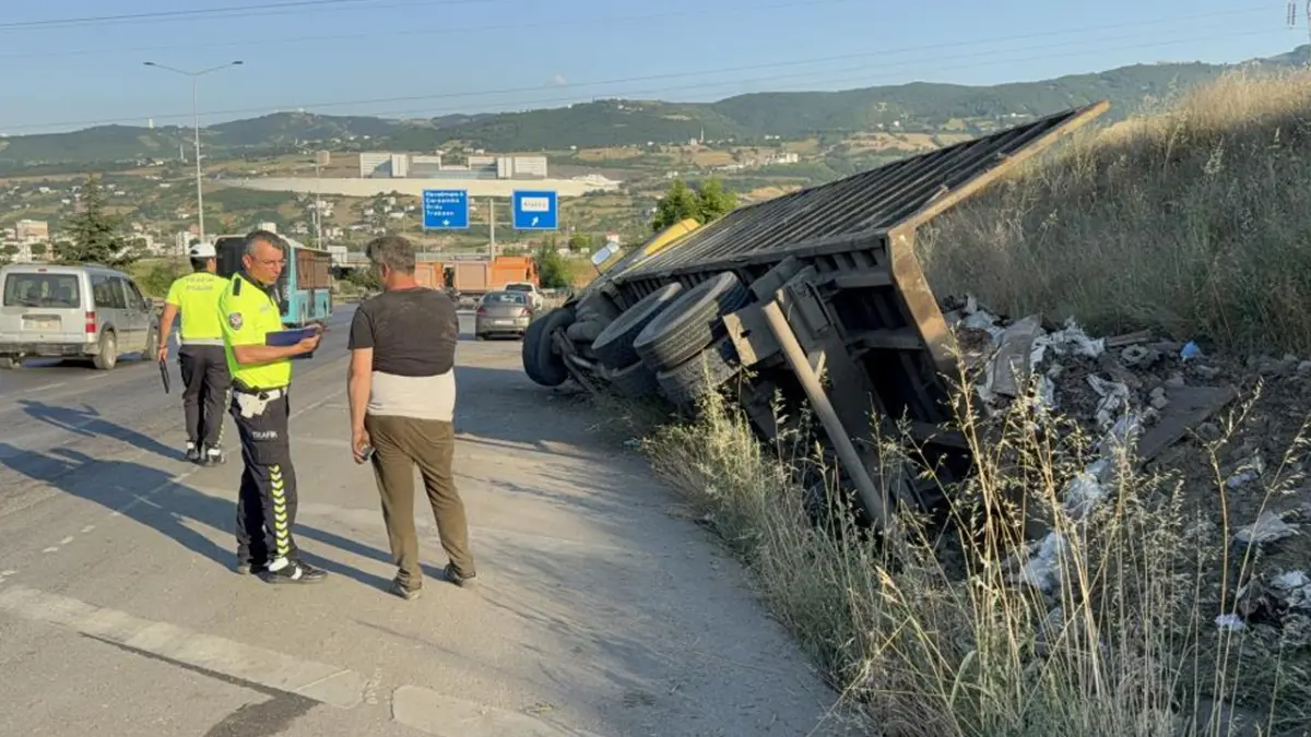 Freni boşalan hurda kamyonunu su kanalına devirdi