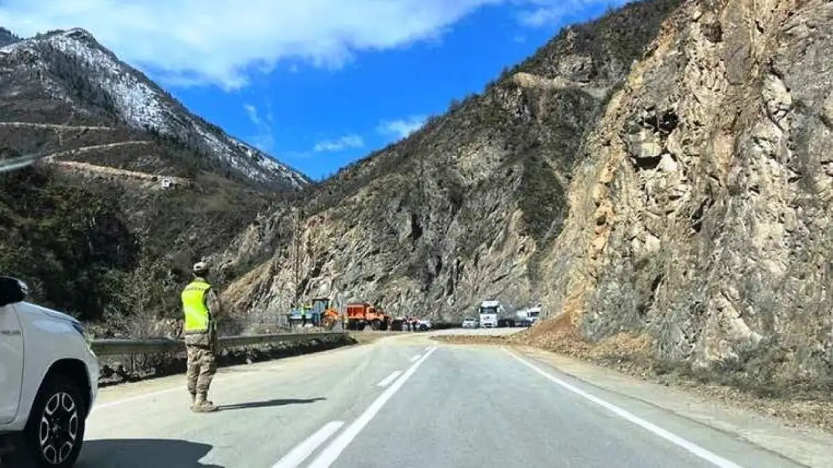 Giresun-Gümüşhane yolunda sürücülere uyarı! Trafik tek şeritten sağlanıyor