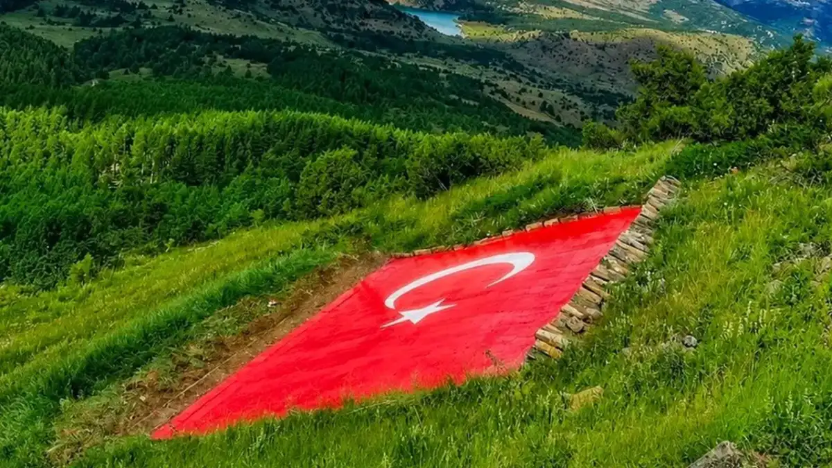 Giresun’da 2 bin 200 metredeki dev Türk bayrağı yenilendi