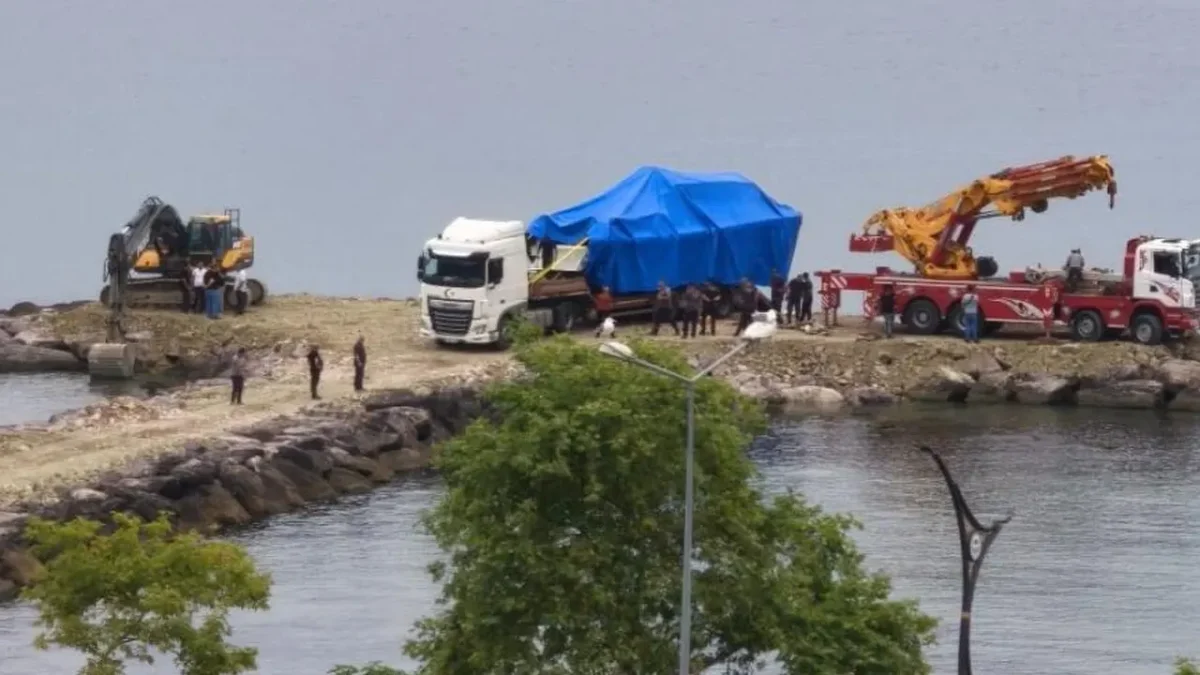 Giresun'da kayalıklara çarpan Sahil Güvenlik botu kaldırıldı