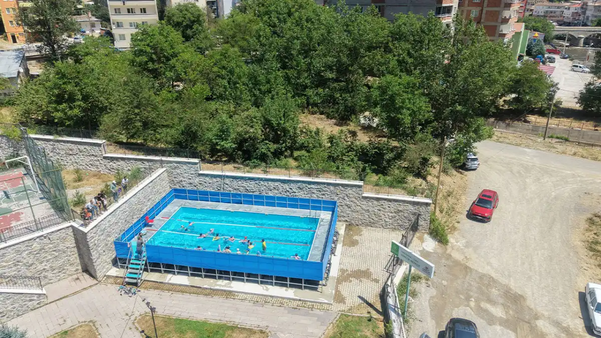Gümüşhane Torul’da çocuklar portatif havuzda yüzme öğreniyor