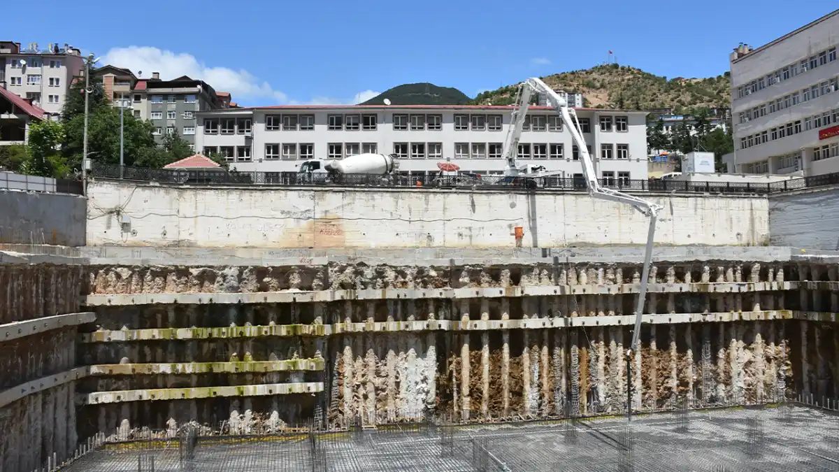 Gümüşhane'de dev proje başladı! Kent meydanı ve 250 araçlık otoparkın temeli atıldı