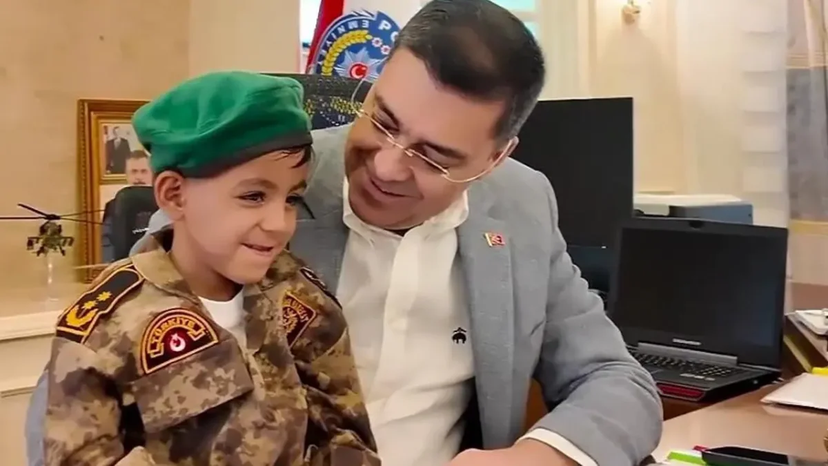 Helikoptere Türk bayrağı sallayan çocuğa anlamlı hediye