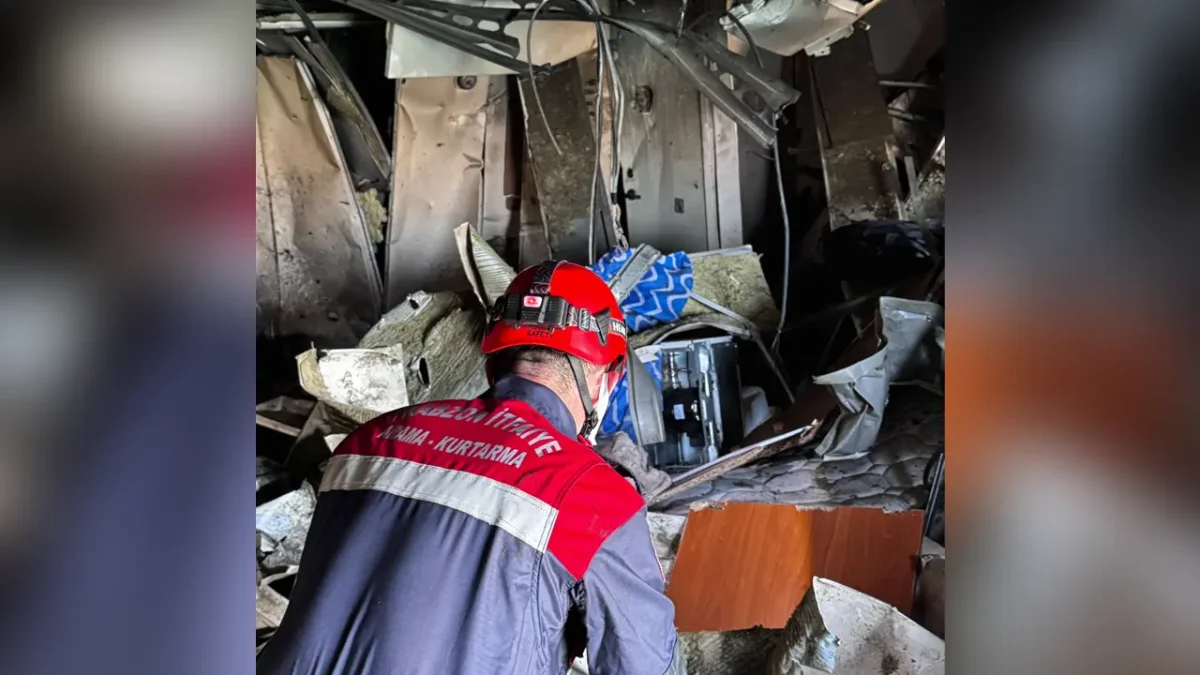 İHA saldırısı kurbanı denizcinin cenazesi Trabzon'da itfaiyeciler tarafından gemiden çıkarıldı