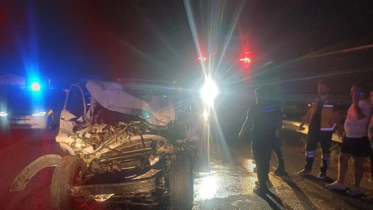 Kamyonet tıra arkadan çarptı: Genç sürücü olay yerinde hayatını kaybetti