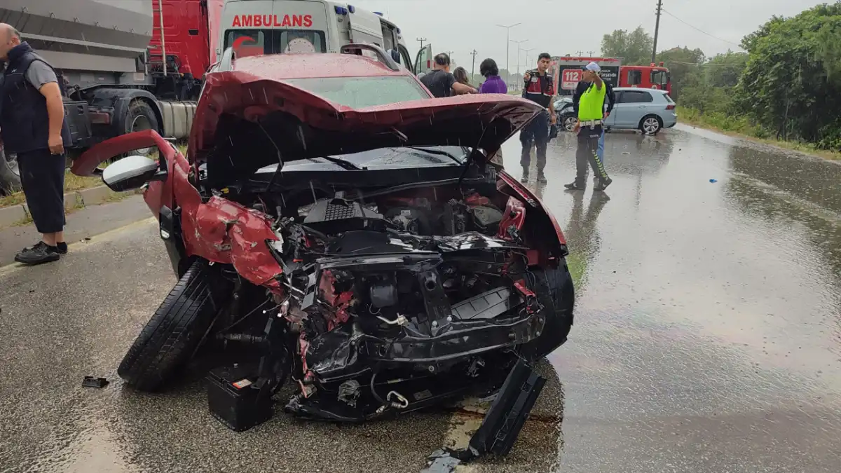 Karadeniz Sahil Yolunda iki otomobil çarpıştı: 2 sürücü ağır yaralandı