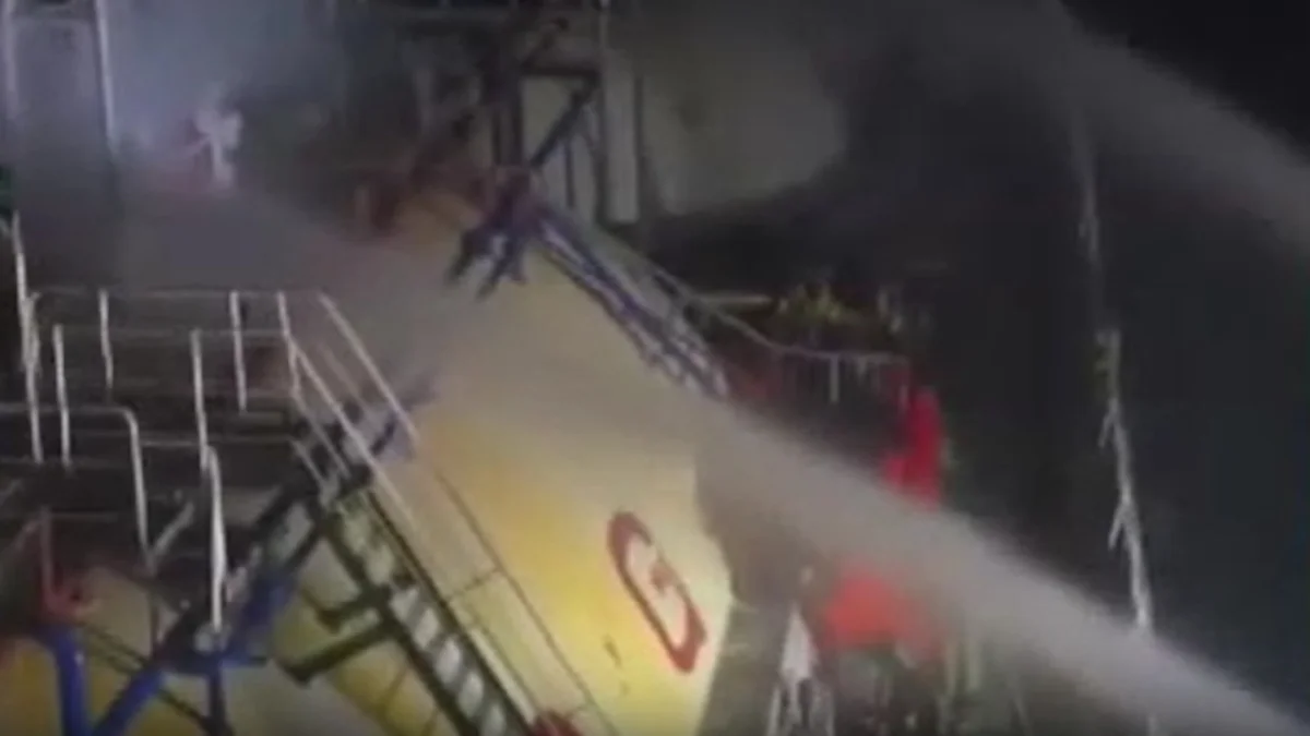 Karadeniz'de dron saldırısına uğrayan LPG tankeri Trabzon Limanı'na ulaştı