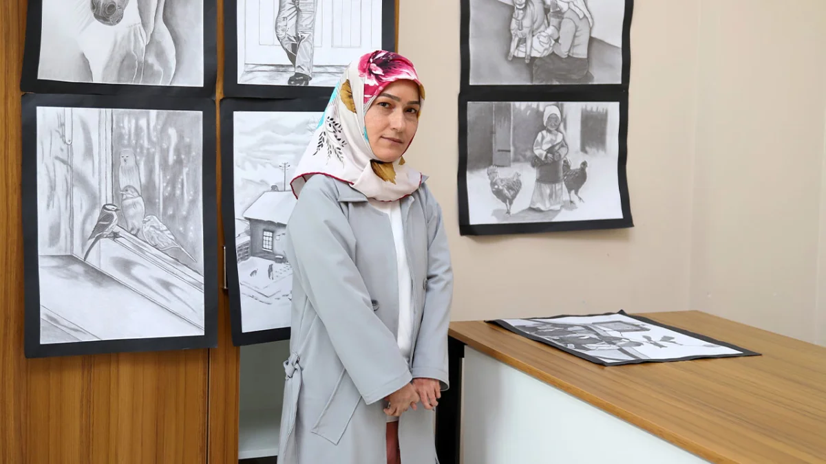 Kas güçsüzlüğü engel olamadı: Çizdiği resimleri görenler inanamıyor