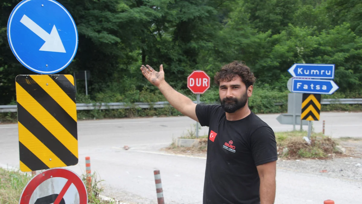 Kavşaktaki 29 tabela sürücülerin kafasını karıştırıyor, sürücüler: "Burada kaos hakim"