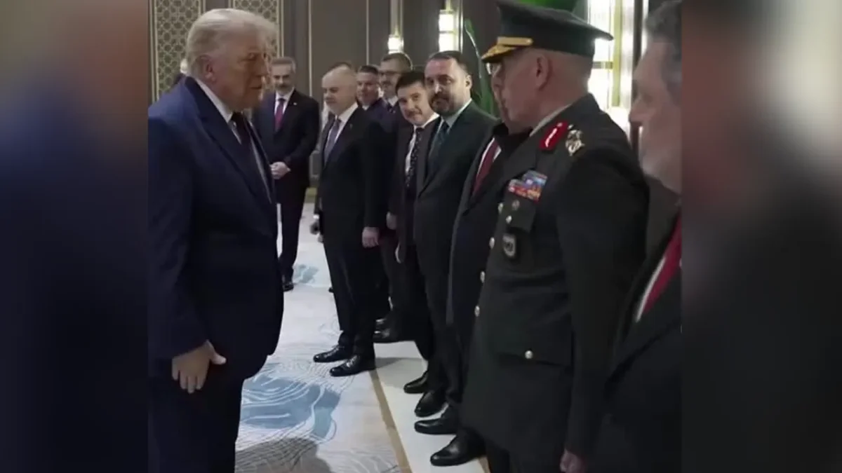 NATO zirvesinde dikkat çeken an! Trump'ı Trabzonlu isim karşıladı