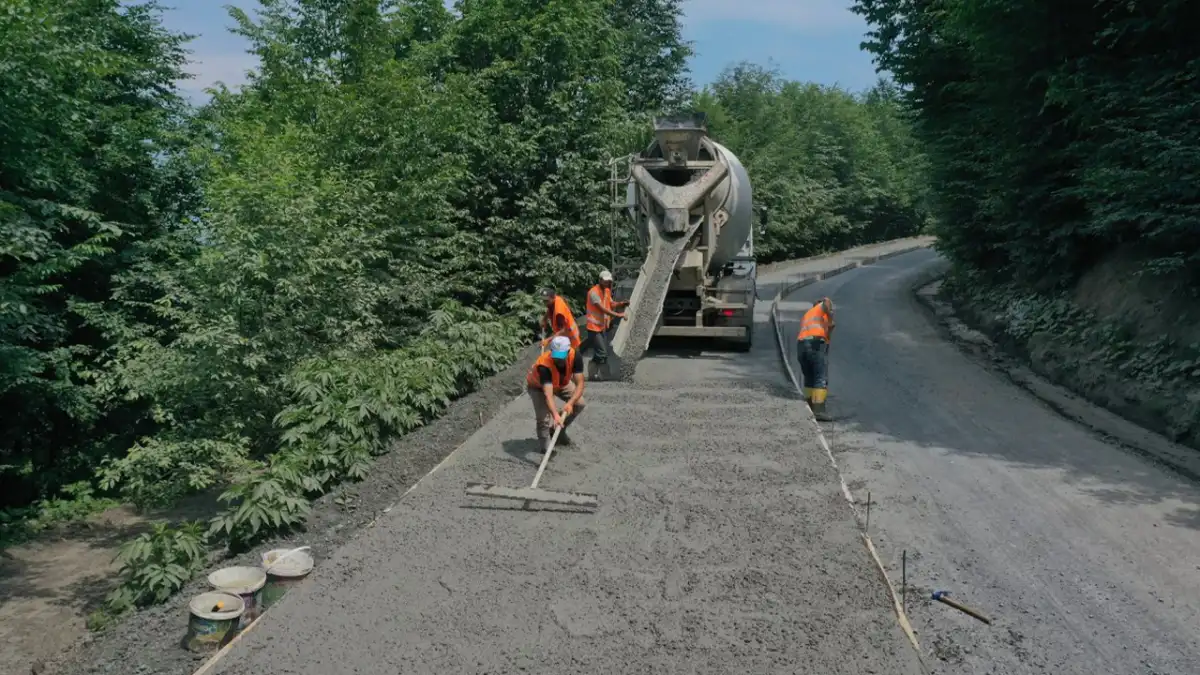 Ordu'da 3 ilçeyi birbirine bağlayan yolda beton yol çalışması başladı