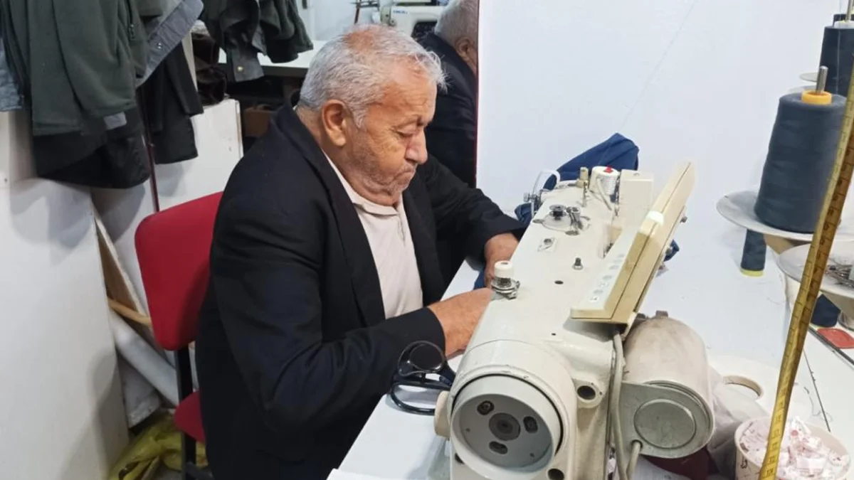 Ordu'da 40 yıllık terzi mesleğini ilk günkü heyecanla sürdürüyor