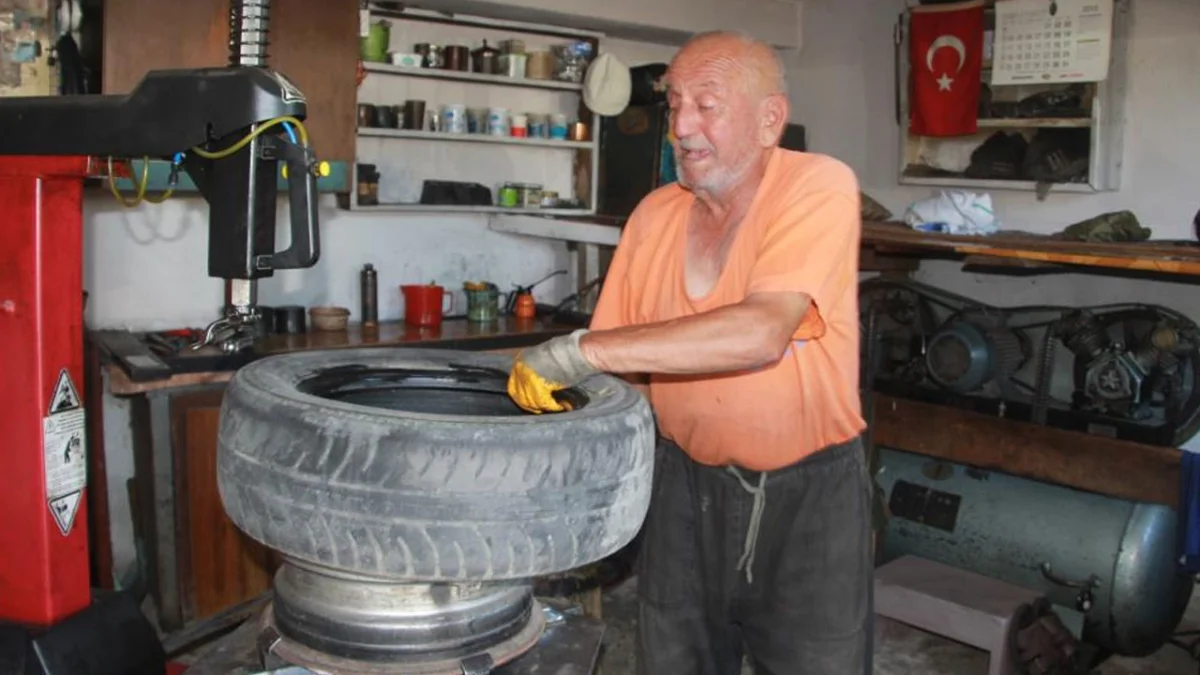 Ordu'da 74 yaşındaki lastik ustası mesleğini 55 yıldır bırakmıyor