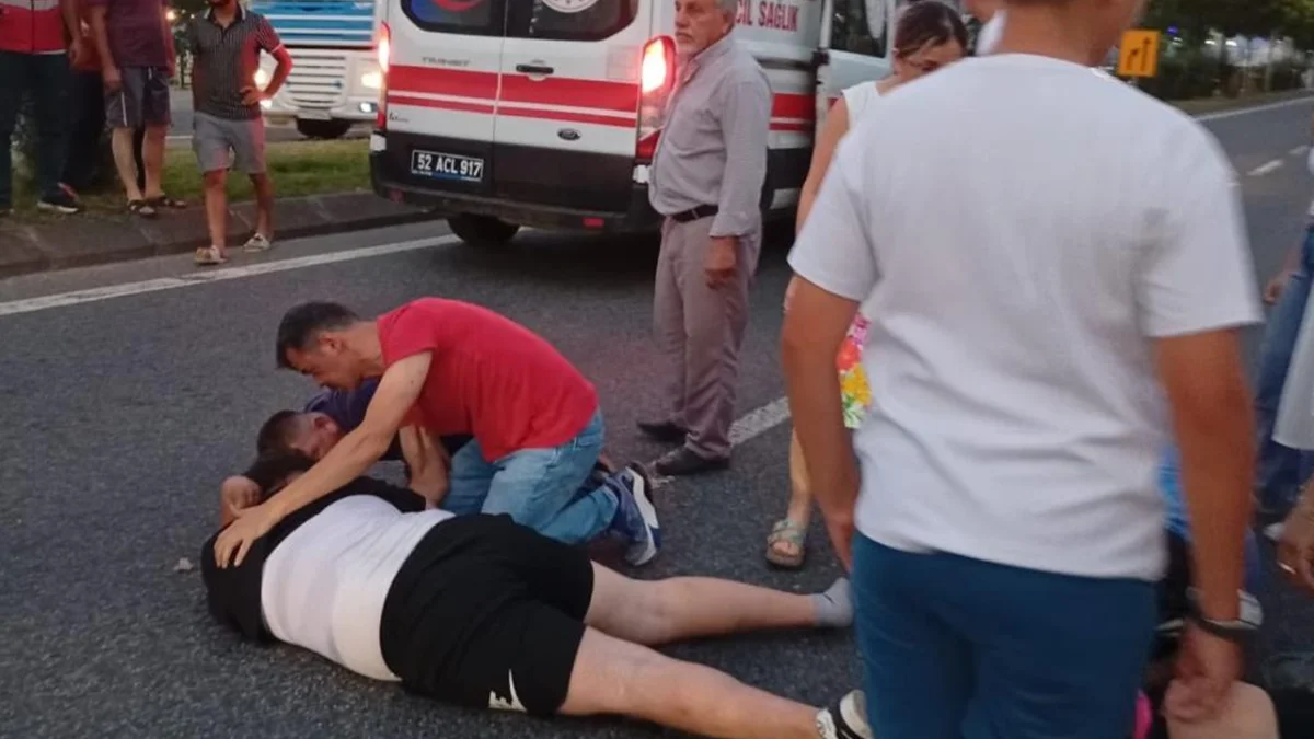 Ordu'da motosiklet otomobile çarptı! 2 kişi yaralandı