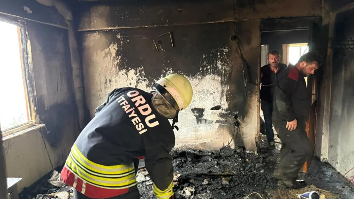 Ordu'da soba sonrası çıkan yangın 2 katlı evi küle çevirdi