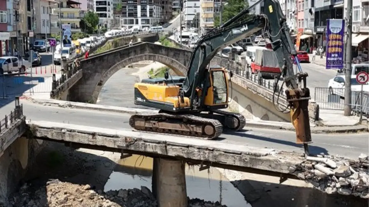 Ordu'da taşkın riski oluşturan köprü yıkılıyor, yerine yenisi yapılacak