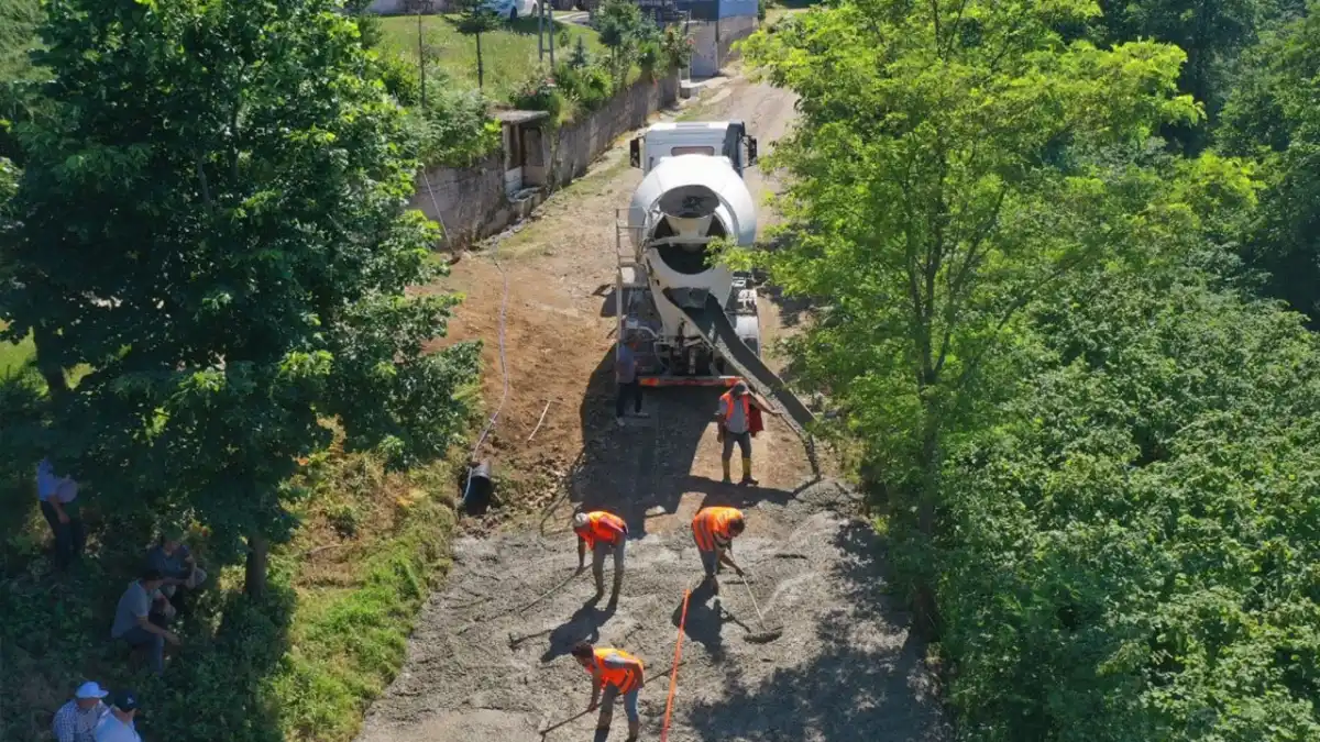 Ordu’nun kırsalında 5,6 kilometrelik beton yol çalışması sürüyor