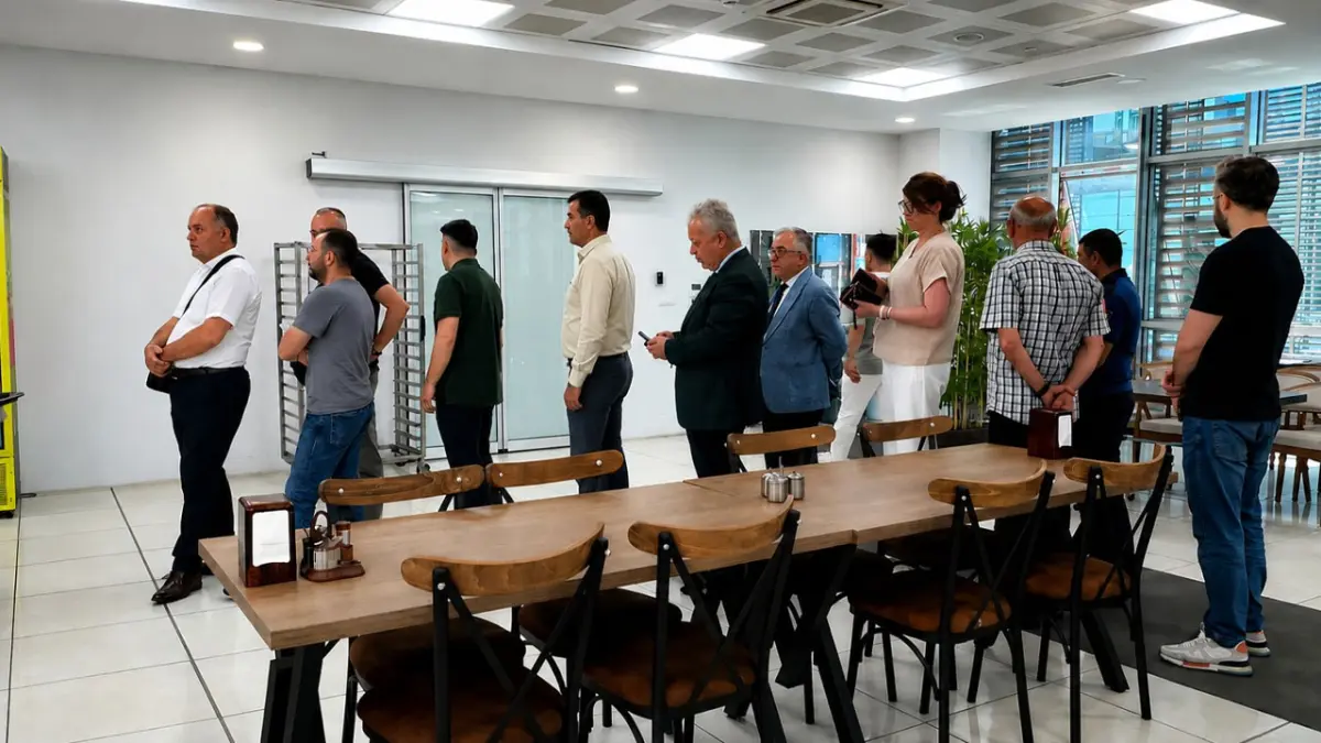 Ortahisar Belediyesi'nde dikkat çeken görüntü! Başkan yardımcıları yemek kuyruğuna girdi