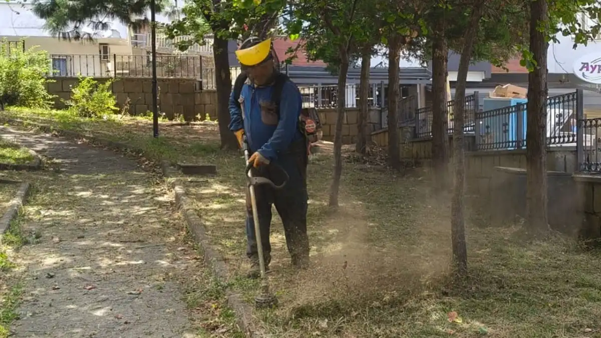 Ortahisar'da park ve yeşil alanlarda yoğun bakım çalışması