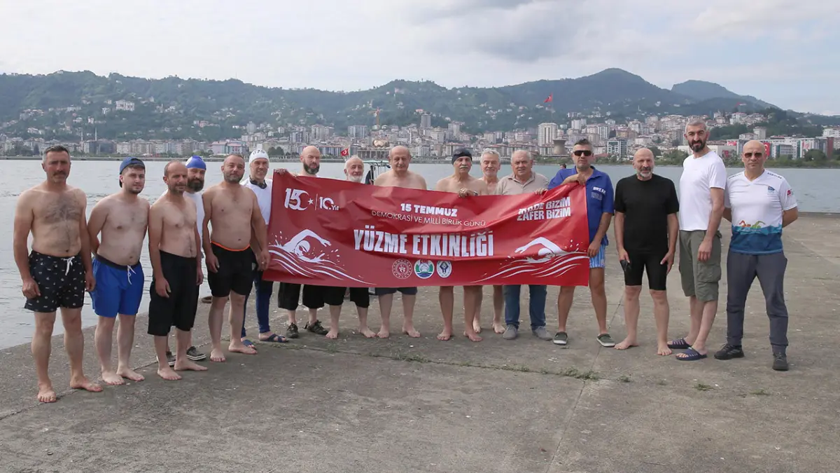 Rize’de 15 Temmuz şehitleri için Karadeniz’de kulaç attılar