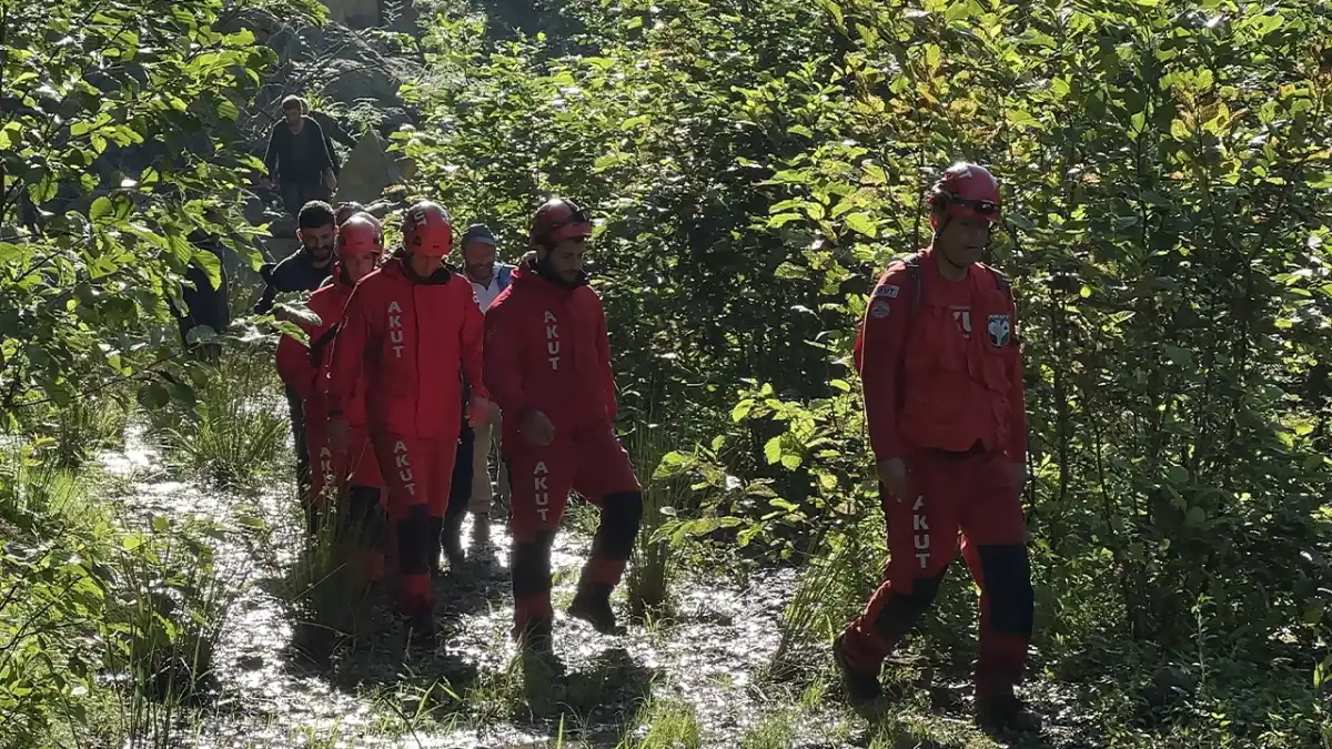 Rize'de ormanda kaybolan 3 kişi ekipler tarafından kurtarıldı