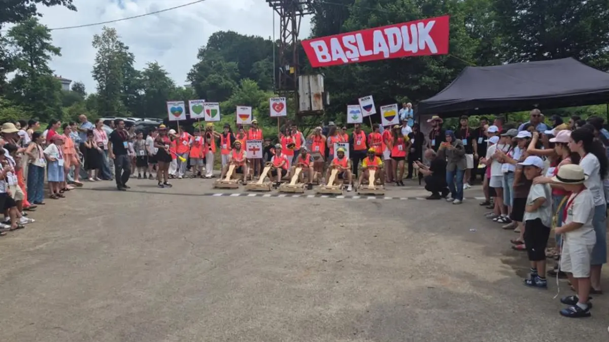 Rize'de yabancı dansçılar tahta araba yarışında kıyasıya yarıştı