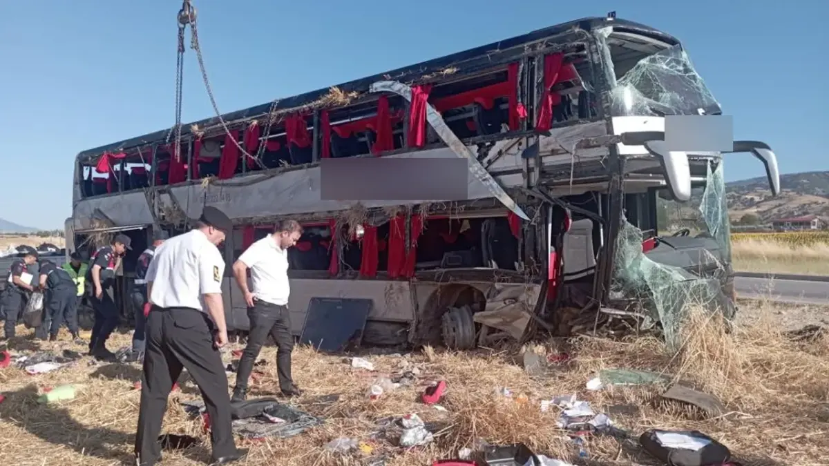 Sabaha karşı facia! Yolcu otobüsü devrildi, 46 kişi yaralandı