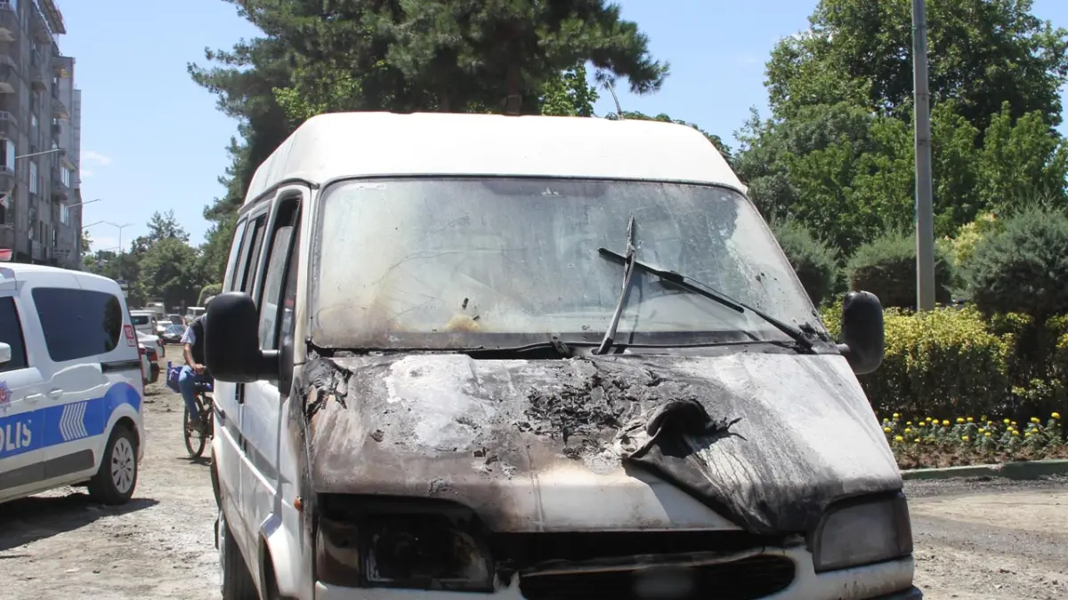 Samsun’da seyir halindeki minibüs alev aldı! Sürücü son anda kurtuldu