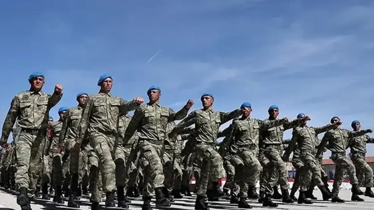 Sözleşmeli erbaş ve erlere kamu kapısı! 7 yıl şartı getirildi