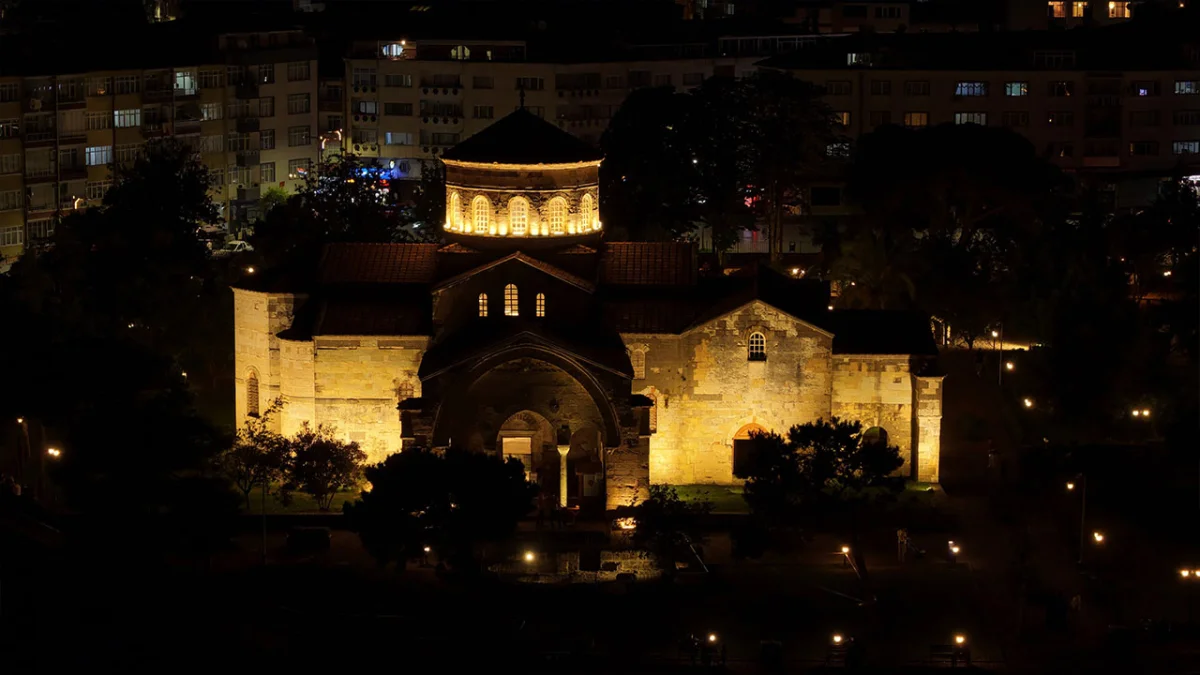 Trabzon Ayasofya Camii akşam ışıklarıyla ziyaretçilerin ilgisini çekiyor