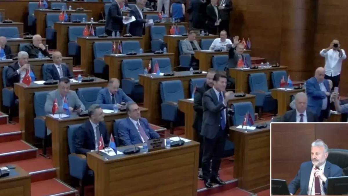 Trabzon Büyükşehir Belediye Meclisi’nde tansiyon  bugün de düşmedi! Yine terk ettiler