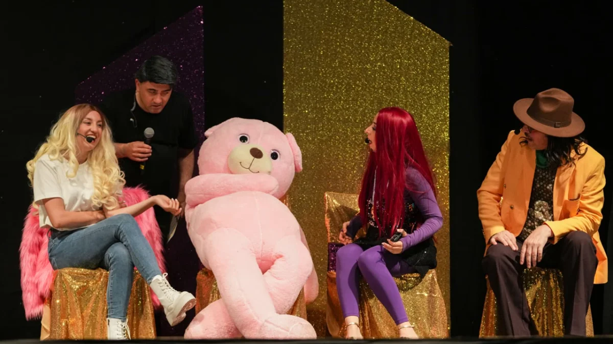Trabzon Büyükşehir'in 'Ünlü Show'u Akçaabat'ta büyük ilgi gördü