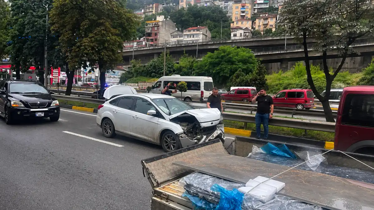 Trabzon Değirmendere’de maddi hasarlı kaza kamerada