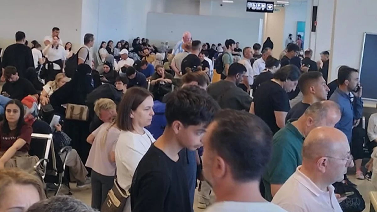 Trabzon Havalimanı'nda rötar gerginliği! Yolcular duruma tepki gösterdi