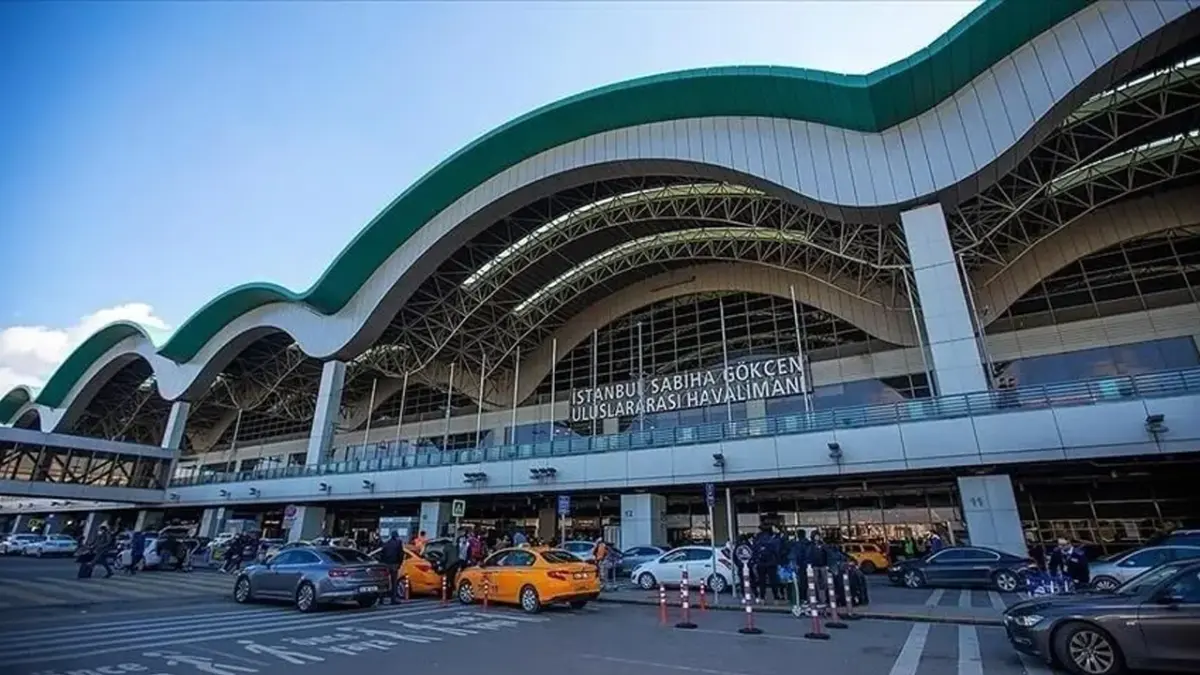 Trabzon uçağında hostesin ayağına çarpma krizi! Polis gelene kadar kapılar açılmadı