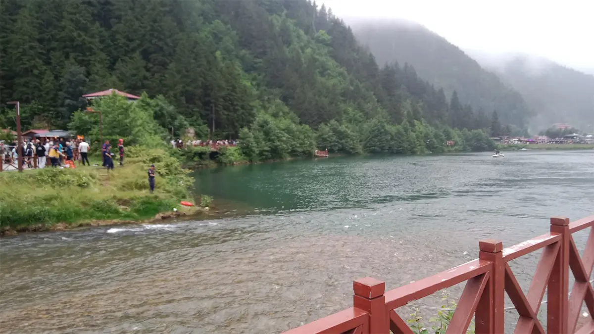Trabzon Uzungöl’de korkutan olay! Çanta için göle atlayan çocuk kayboldu Arama çalışmaları sürüyor