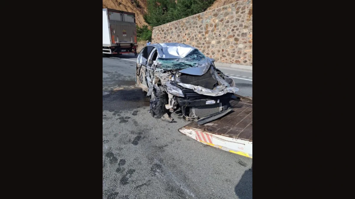 Trabzon yolunda feci kaza! Otomobil kamyona çarpıp takla attı