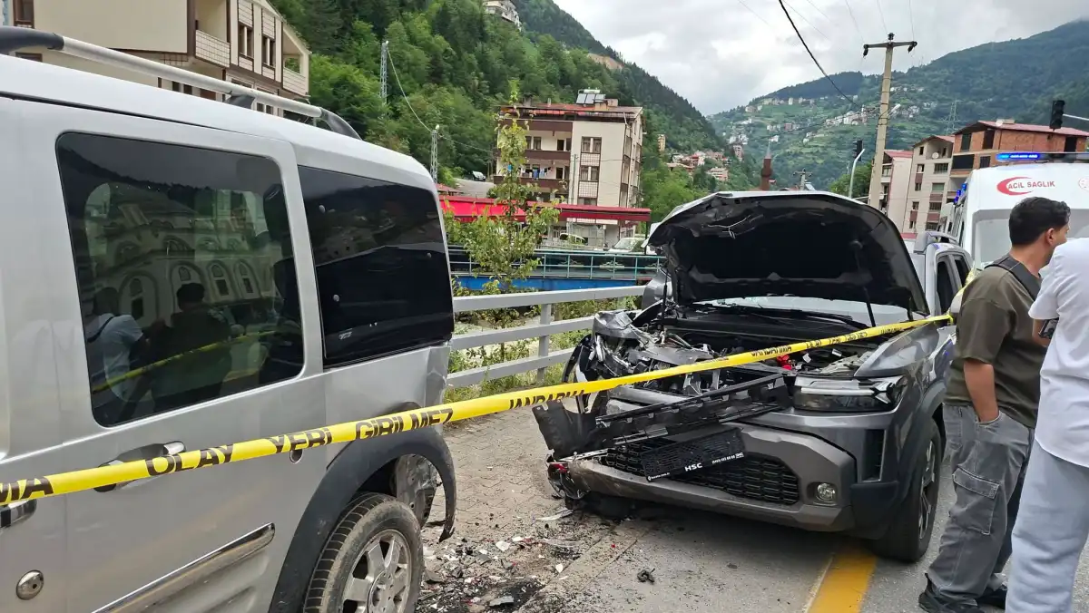 Trabzon’da Arap turistleri taşıyan araç kazaya karıştı:  7 turist yaralı
