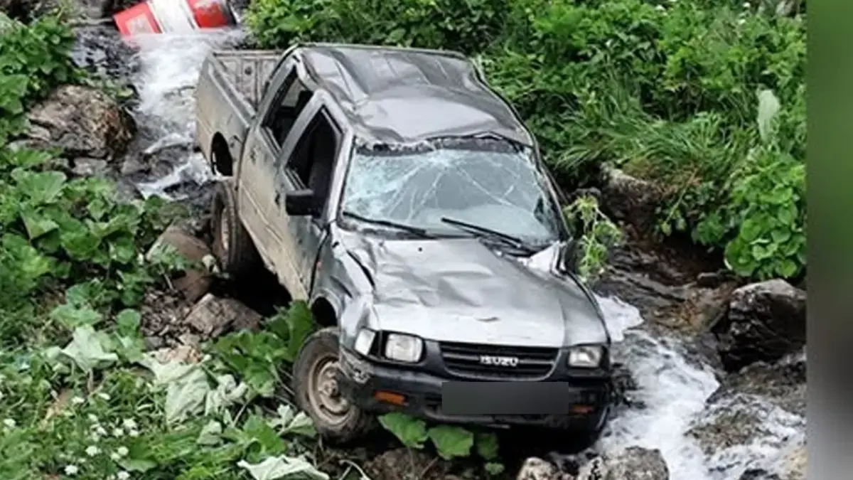 Trabzon’da belediye aracı kontrolden çıktı! Dereye yuvarlandı