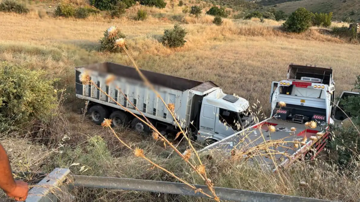 Trabzon'da hafriyat kamyonu şarampole devrildi