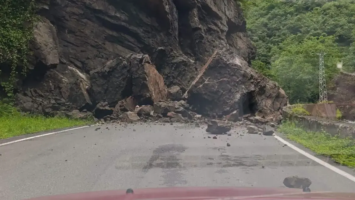 Trabzon'da  heyelan! Yol ulaşıma kapatıldı