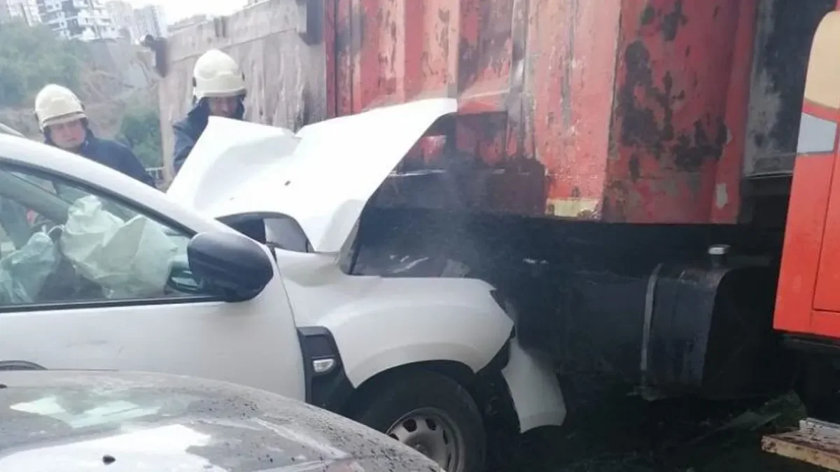 Trabzon'da korkutan kaza! Otomobil iki araca çarparak durdu